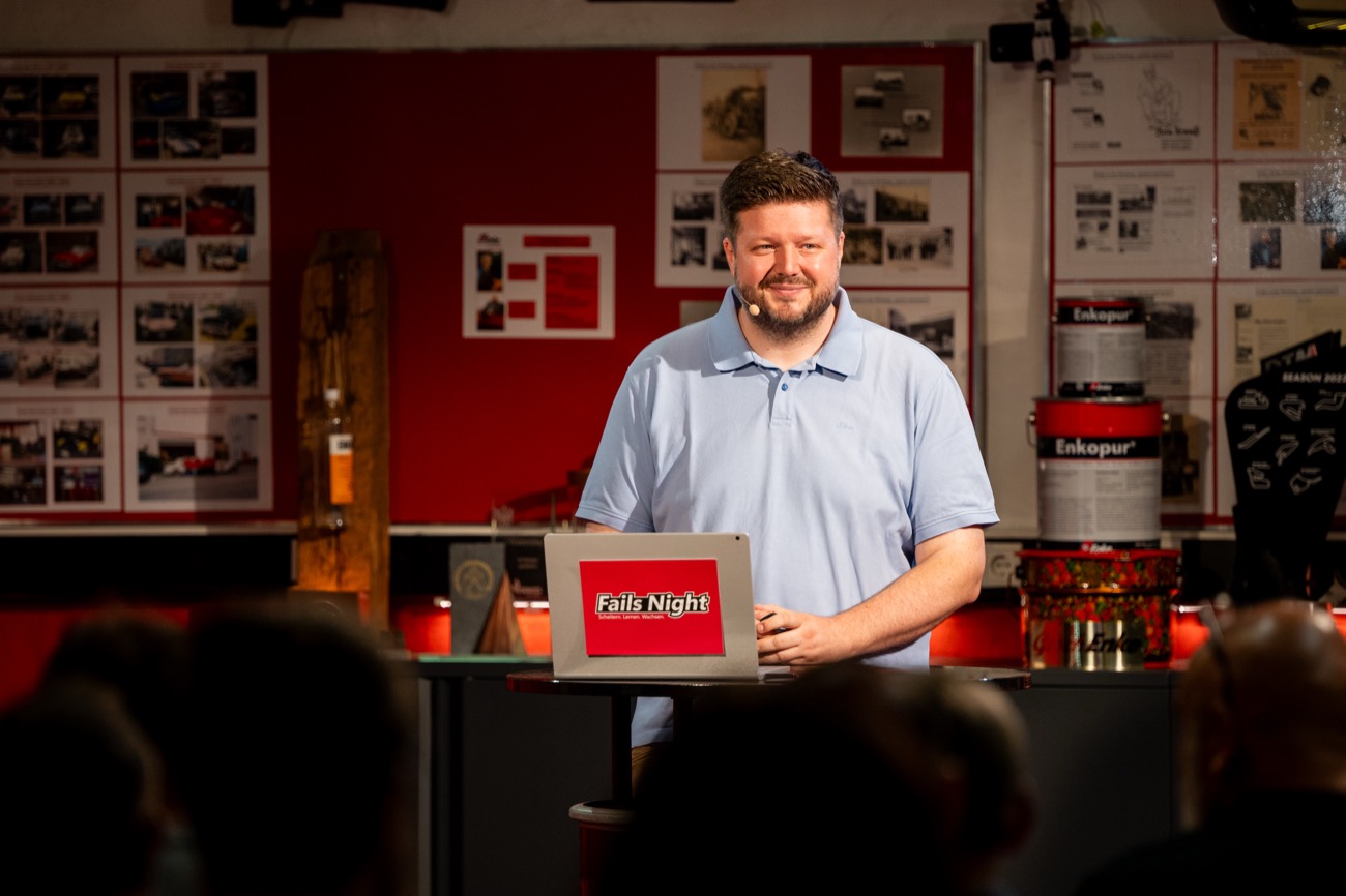 Oliver Oettgen auf der Bühne bei der FAILS NIGHT